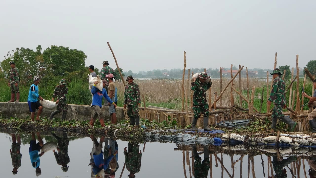 Kodim 0710/Pekalongan dan Masyarakat Bersatu Atasi Luapan Sungai Bremi