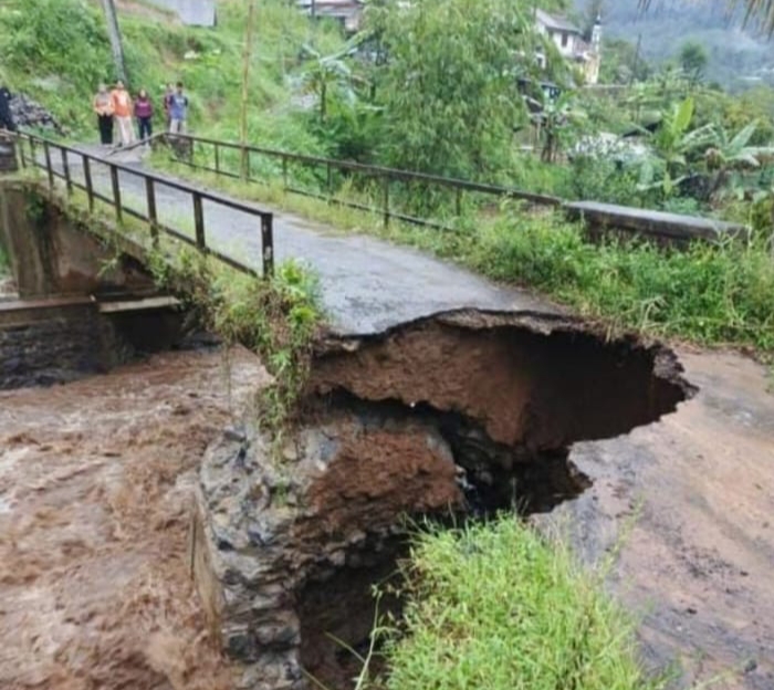 Akses Warga Pekalongan Terputus Akibat Jembatan Ambles