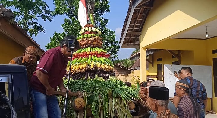 Ratusan Warga Desa Sabarwangi Kecamatan Kajen Kabupaten Pekalongan Ikut Memeriahkan Acara Sedekah Bumi