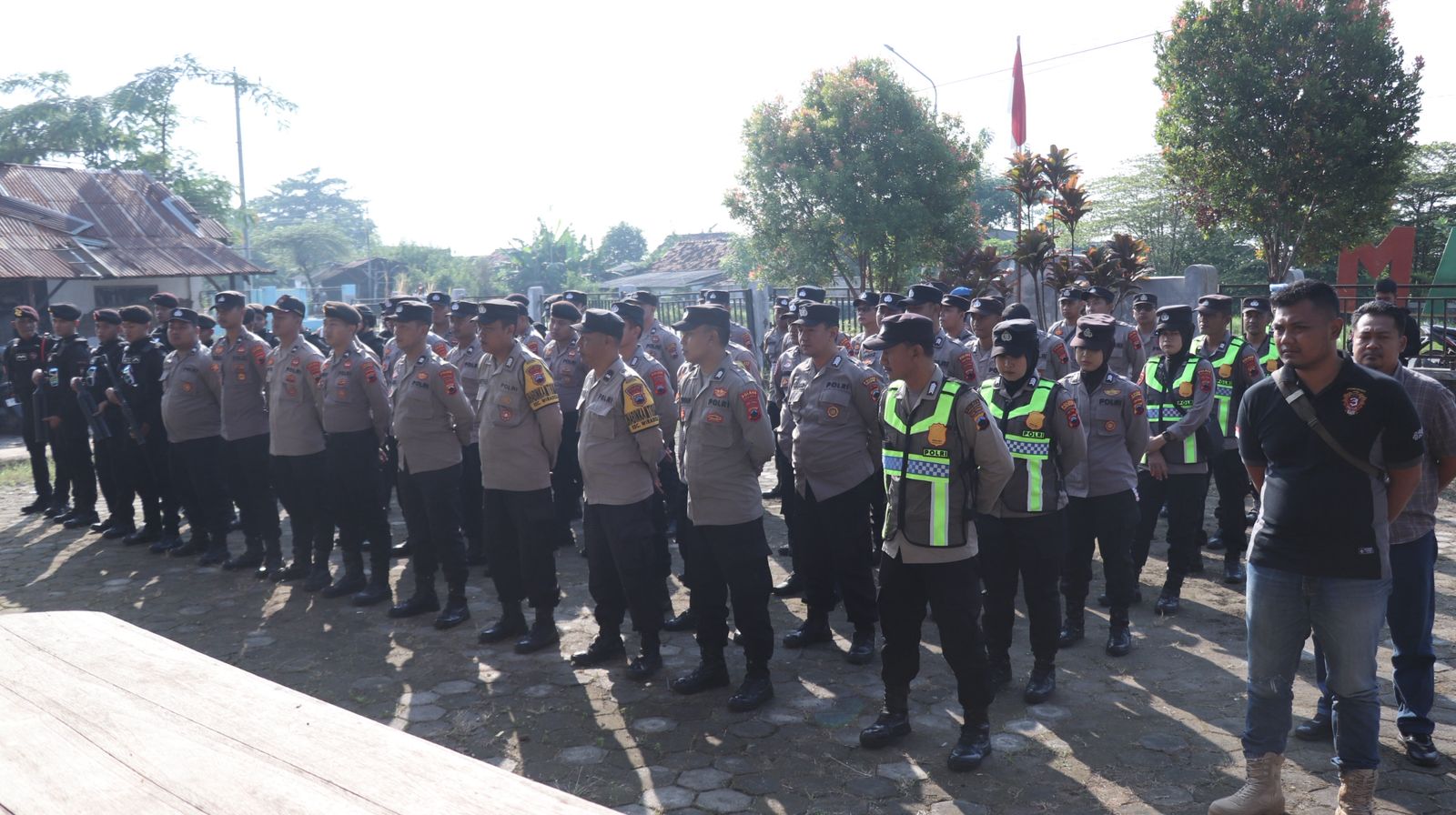 Ratusan Polisi di Pekalongan Amankan Audiensi Warga Sijambe