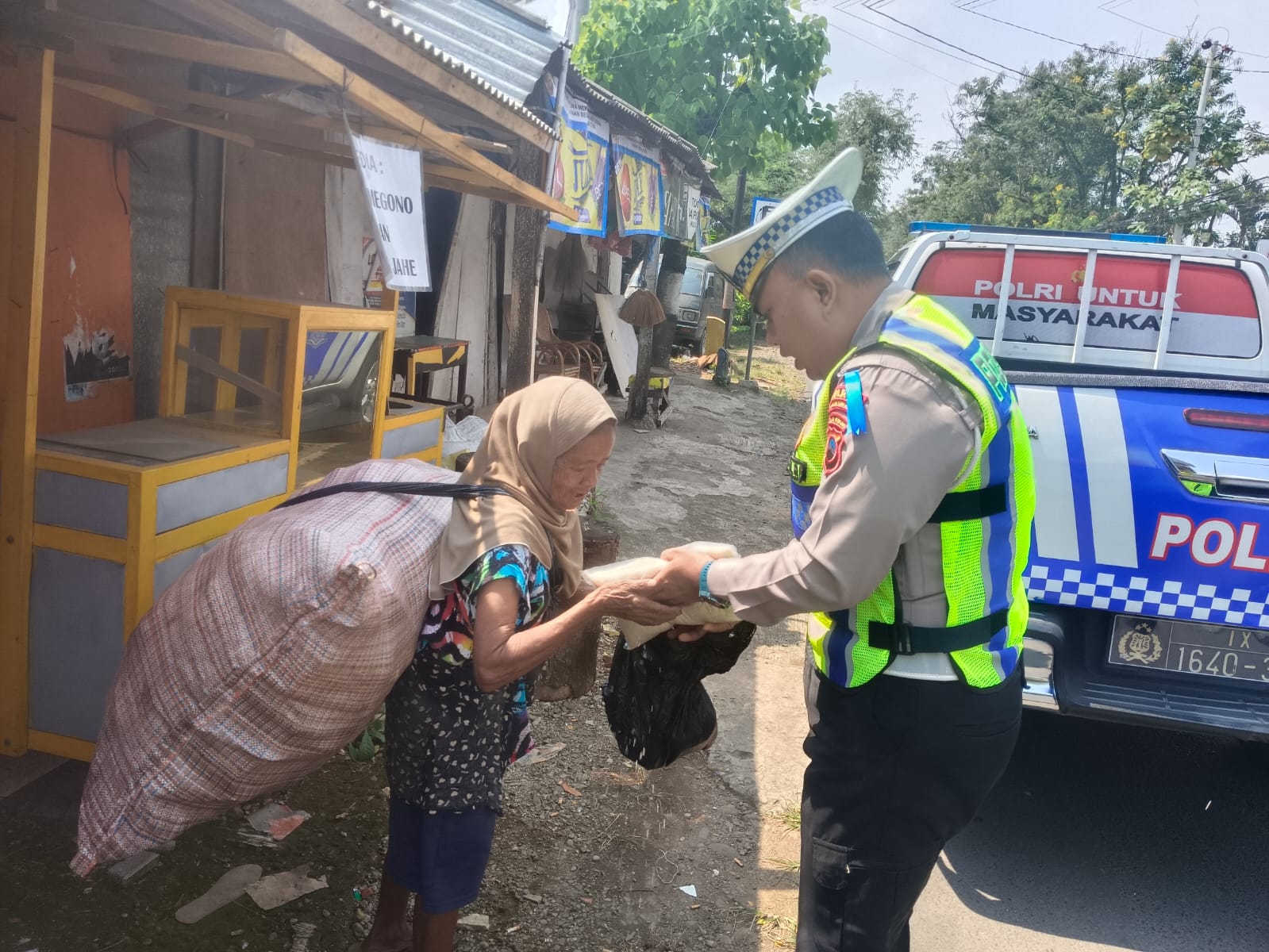 Jum’at Berkah di Tengah Operasi Patuh Candi 2025, Satlantas Polres Pekalongan Bagikan Beras untuk Warga Kurang Mampu