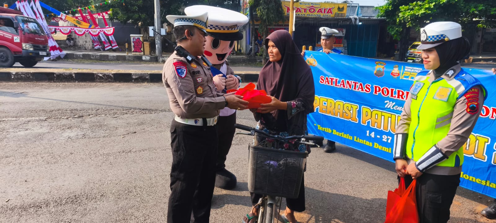 Jumat Berkah dalam Ops Patuh Candi 2025, Satlantas Polres Pekalongan Bagikan Sembako kepada Warga yang Membutuhkan