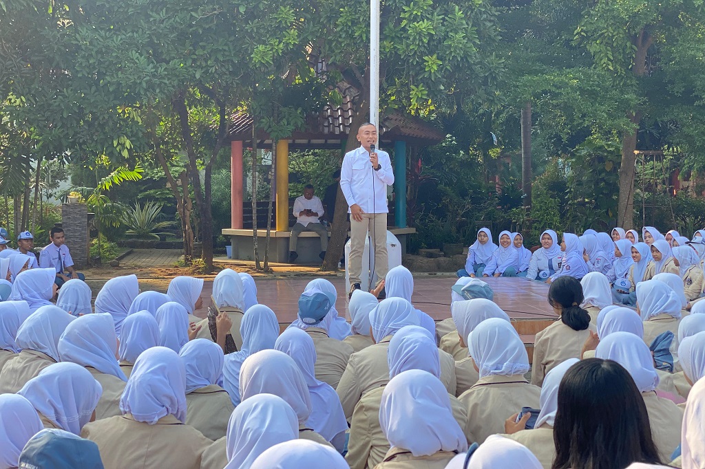 Kunjungi SMAN 1 Batang, Anggota DPR RI Yoyok Riyo Buka Akses Pelatihan Militer Gratis dan Motivasi Siswa Raih Cita-Cita