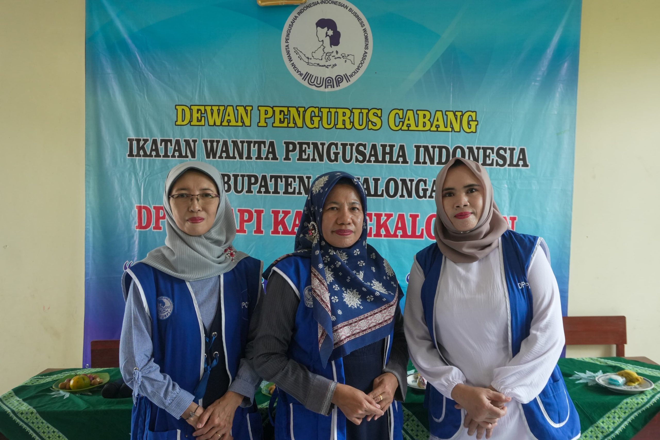 IWAPI Pekalongan Latih Ibu-Ibu Buat Bunga dari Kain Kaca untuk Karnaval HUT RI ke-80