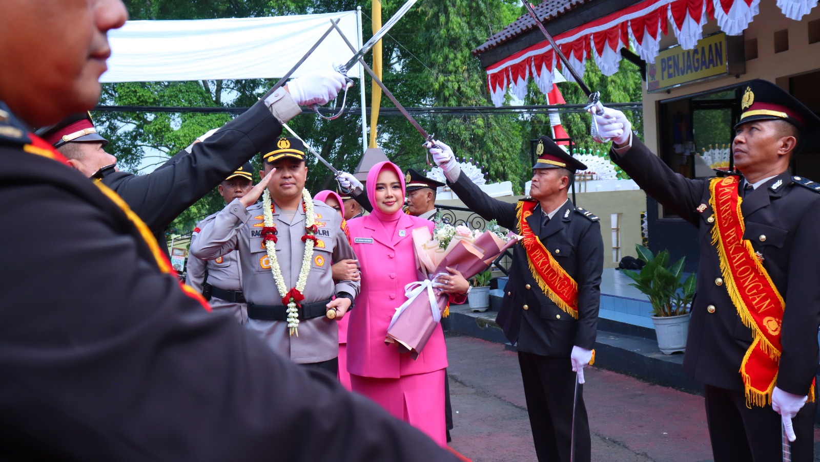 Tradisi Pedang Pora Warnai Serah Terima Kapolres Pekalongan, Momen Haru Iringi Perpisahan dan Sambutan
