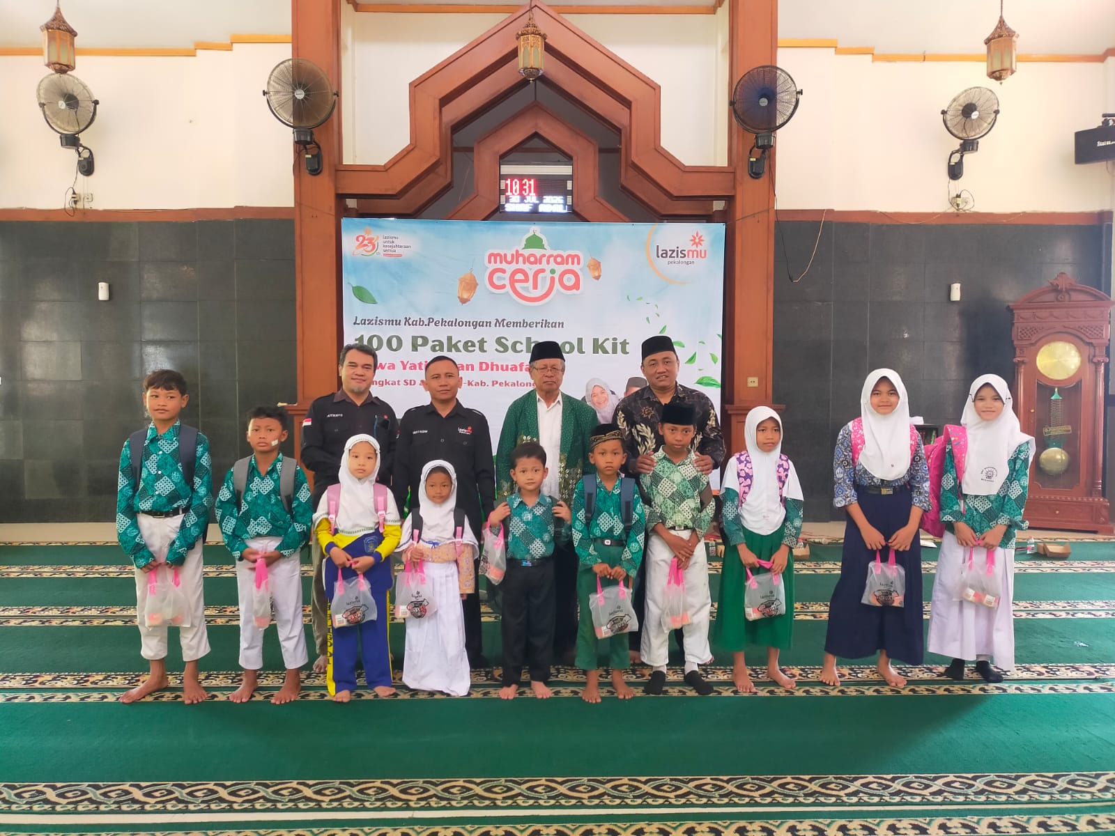 Lazismu Pekalongan Bantu 100 Siswa Yatim dan Dhuafa Lewat School Kit