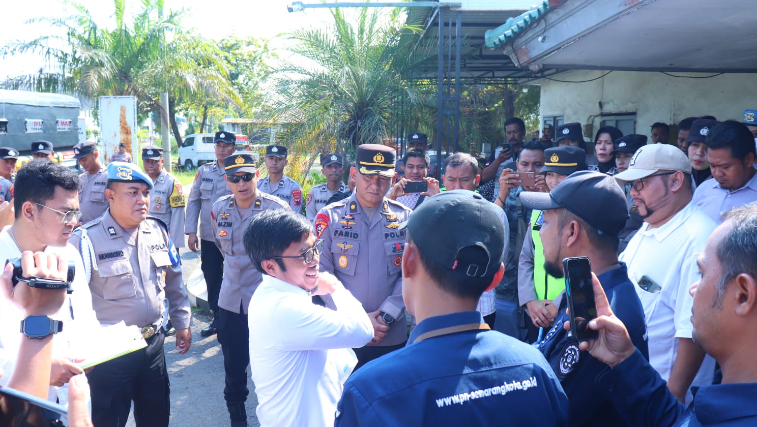 Ratusan Aparat Gabungan Amankan Penyegelan PT. Kabana Textile Industries di Pekalongan
