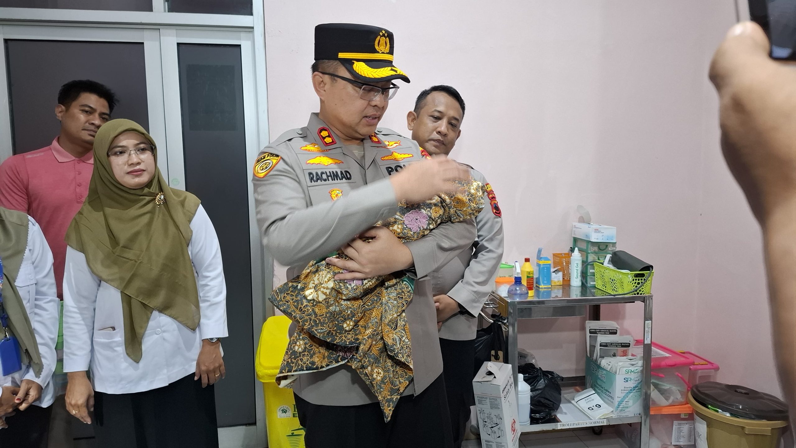 Misteri Penemuan Bayi di Warung Kosong Sragi: Kapolres Turun Langsung Ke Lokasi