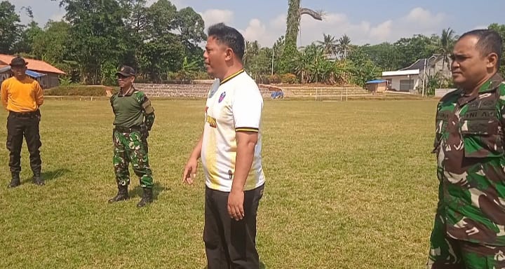 Kepala Desa Dororejo Dorong Semangat anggota Paskibra dalam Latihan persiapan upacara menyambut hari kemerdekaan