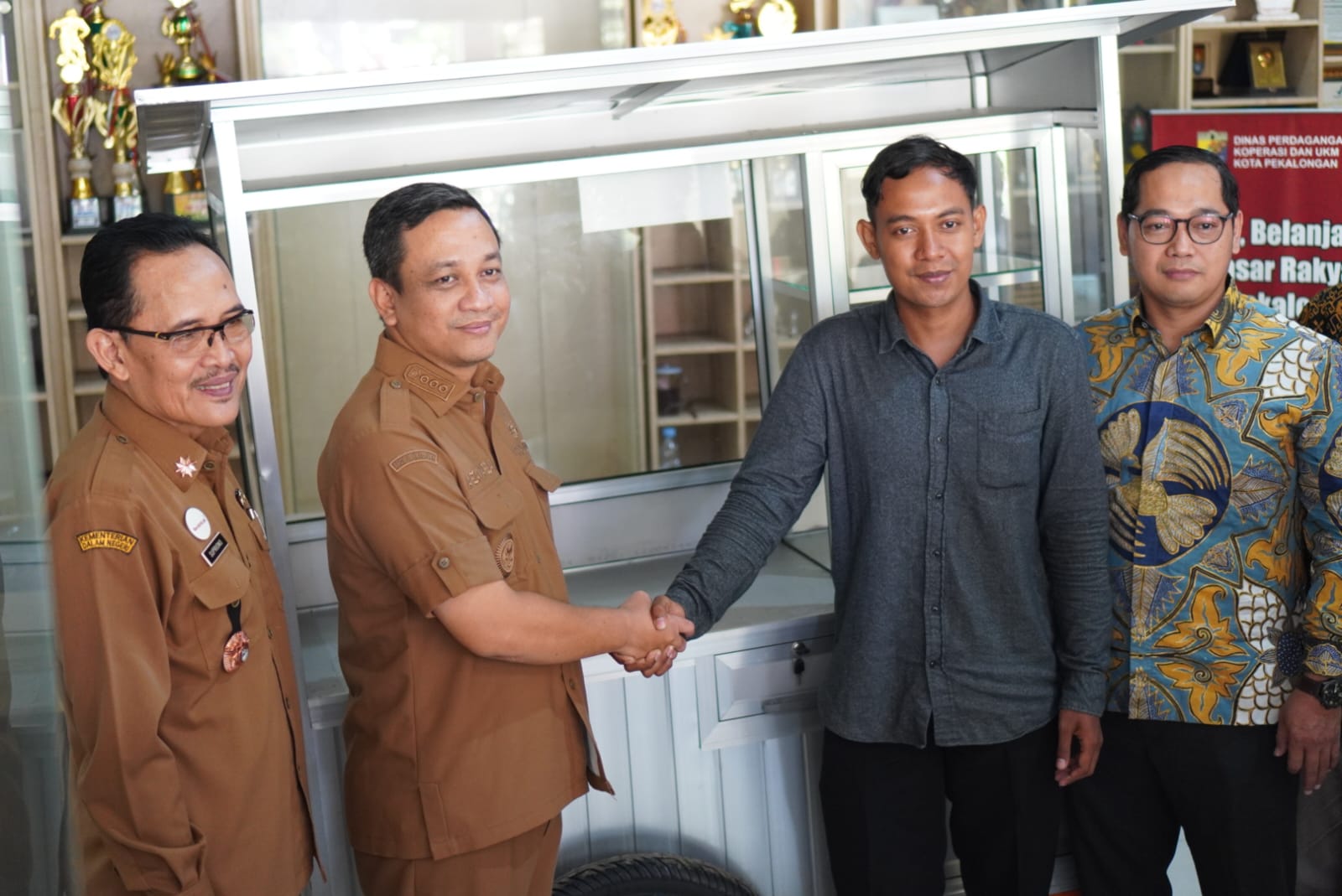 Dorong UMKM Bangkit, Pemkot Pekalongan Salurkan 7 Gerobak Jualan Gratis