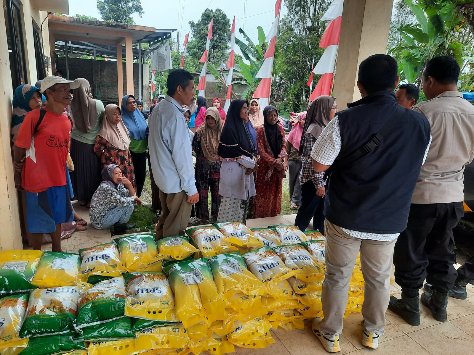 1,8 Ton Beras Ludes dalam Gerakan Pangan Murah Polsek Kedungwuni, Pembeli Dapat Bendera Merah Putih