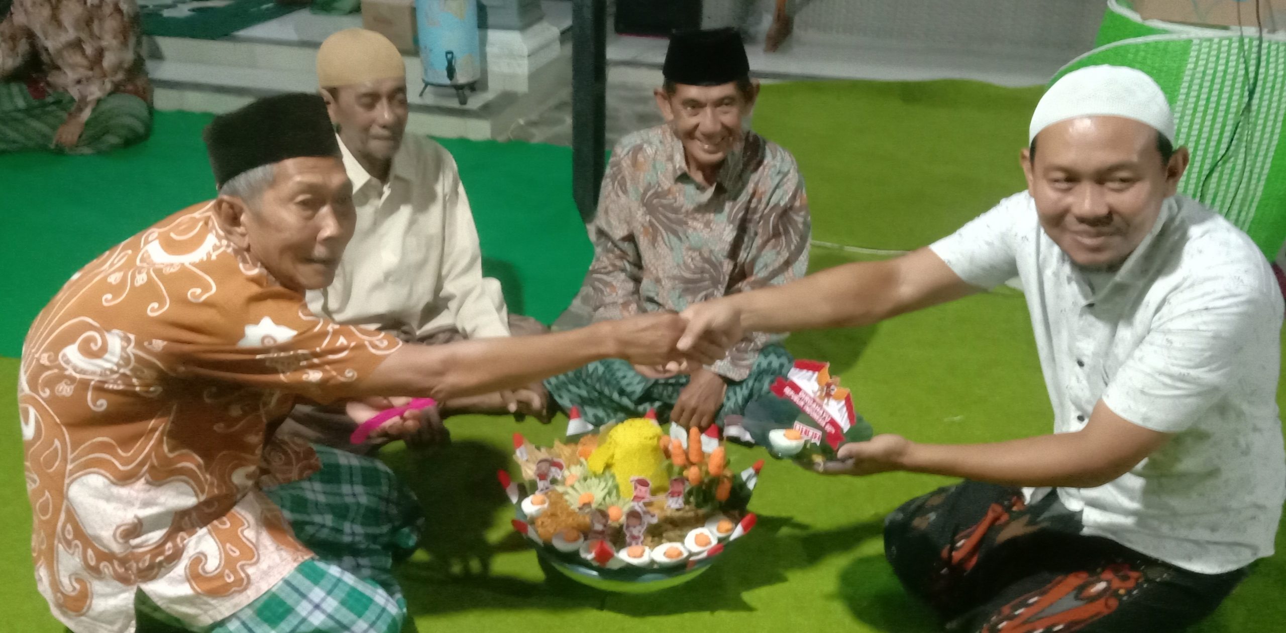 Warga Desa Wonopringgo Gelar Malam Tasyakuran HUT ke-80 RI, Meriah dengan Doa Bersama dan Nonton Bareng